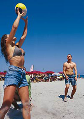 Beachvolleyball am Strand von Sardinien